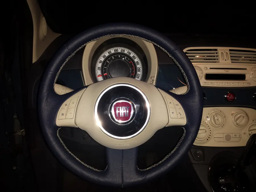 Fiat 500, Lenkrad in Leder mit heller Naht, Sattlerei Eren Berlin