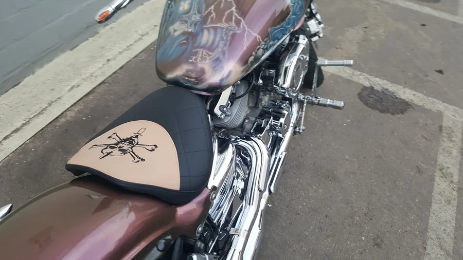 Cruiser, Solositz und Sozius-Pad mit Stickerei, Sattlerei Eren Berlin