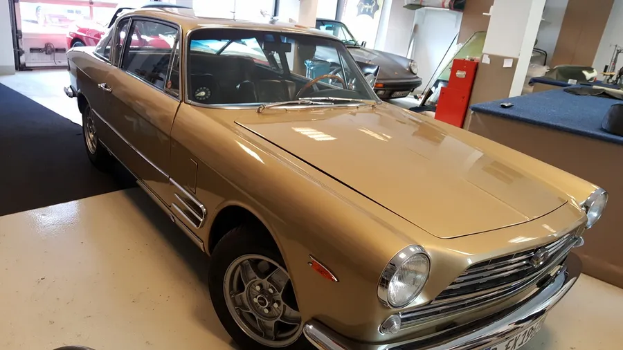 Klassische Limousine in Gold, Sattlerei Eren Berlin