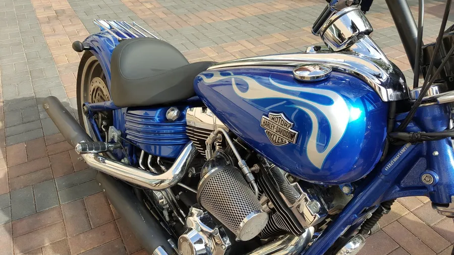 Custom-Cruiser, Sitzbank in Wildleder-Optik, Sattlerei Eren Berlin