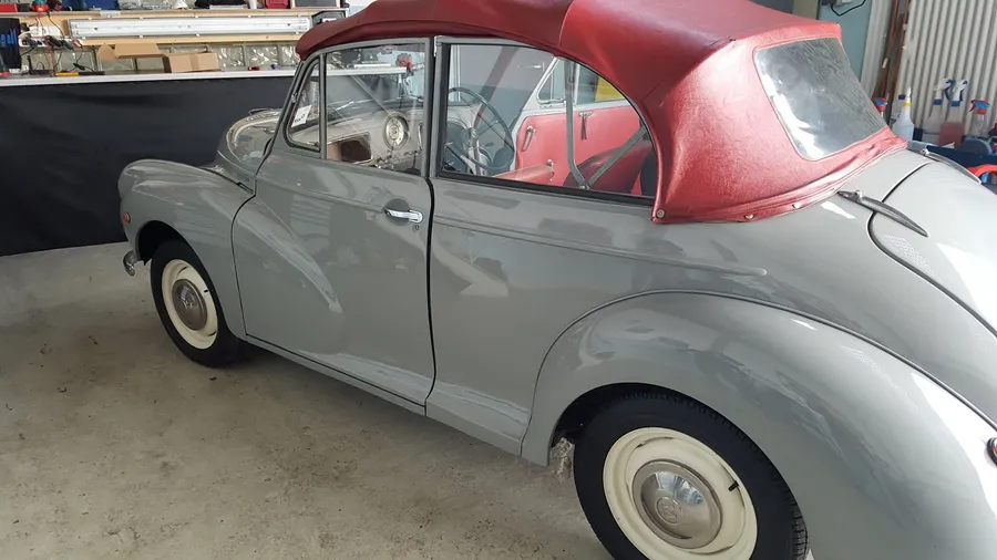 Morris Minor, rotes Stoffverdeck, Sattlerei Eren Berlin