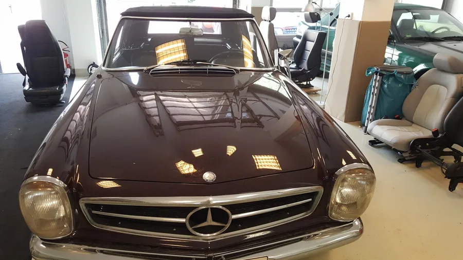 Mercedes-Benz Klassiker vor dem Innenausbau, Sattlerei Eren Berlin