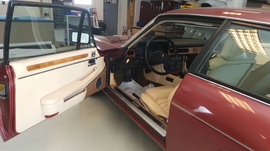 Jaguar XJS, Innenraum in Creme, Sattlerei Eren Berlin