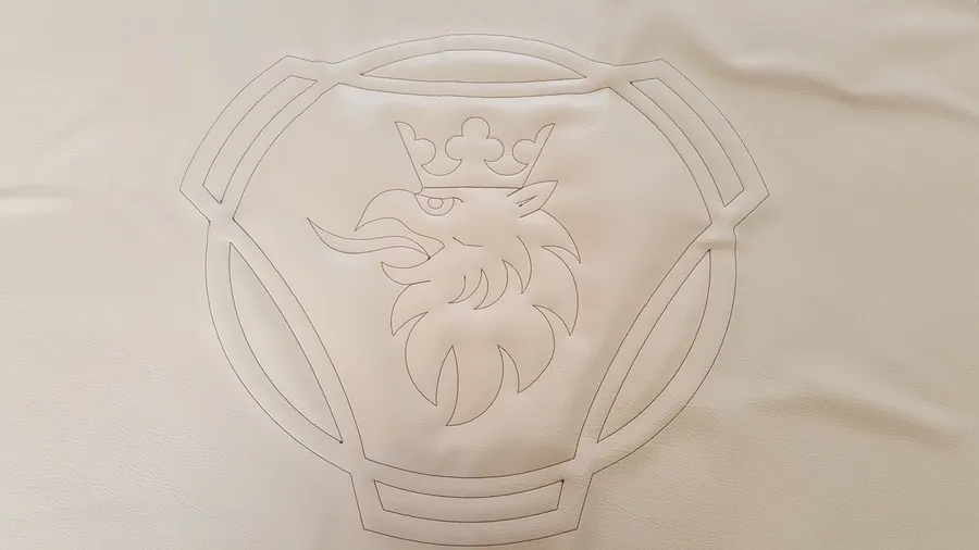 Geprägtes Logo im Leder, Sattlerei Eren Berlin