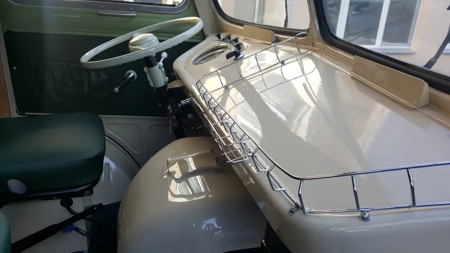 Peugeot D4, Armaturenbrett und Sitz, Sattlerei Eren Berlin
