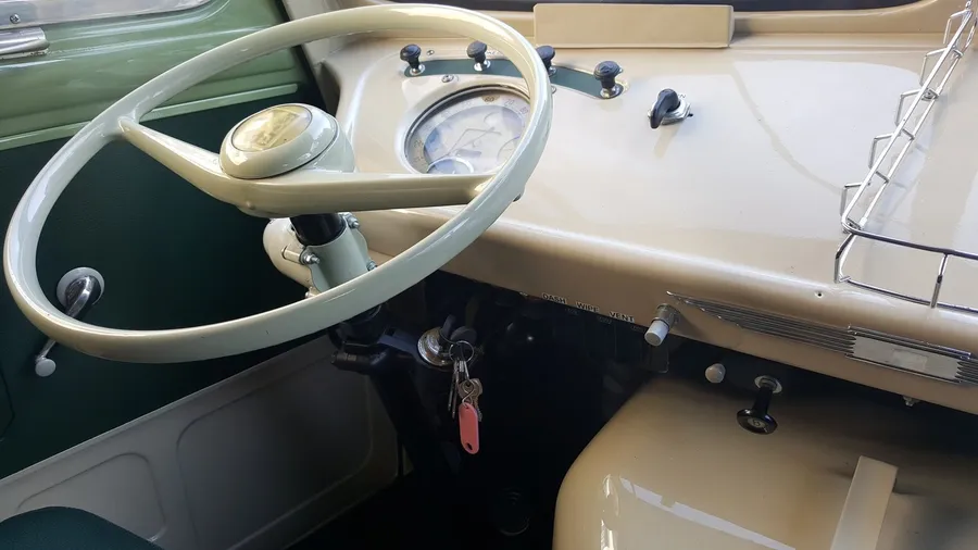 Peugeot D4, Lenkrad und Cockpit, Sattlerei Eren Berlin