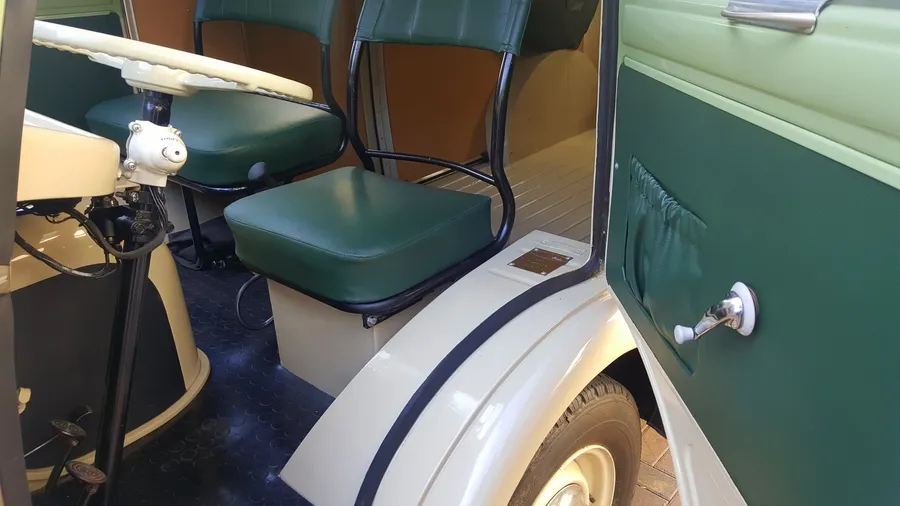 Peugeot D4, grüne Sitze neu bezogen, Sattlerei Eren Berlin