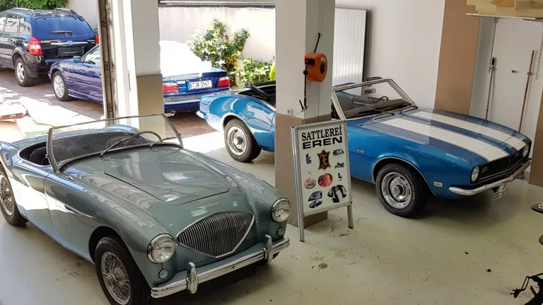 Austin-Healey und Camaro in der Werkstatt, Sattlerei Eren Berlin