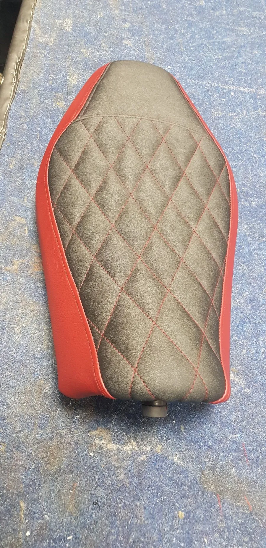 Bicolor schwarz-rot mit Rautensteppung, Sattlerei Eren Berlin