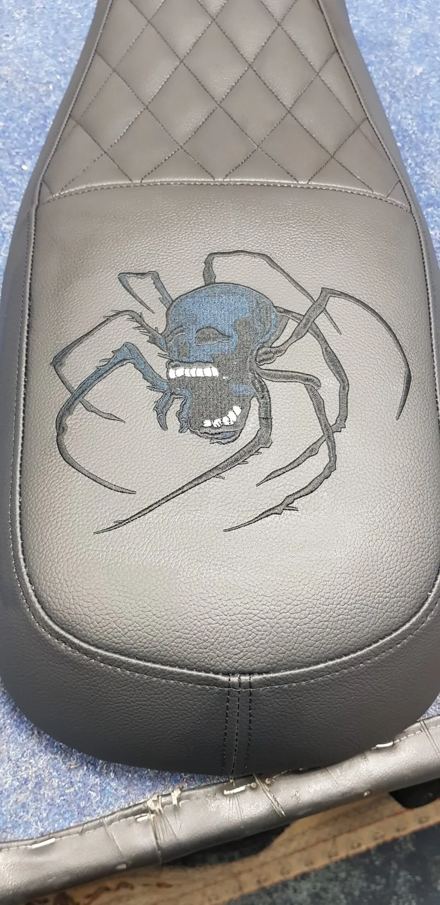 Spinnen-Stickerei auf Grau, Sattlerei Eren Berlin