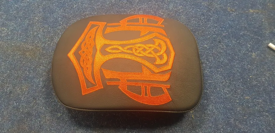 Ornament-Stickerei in Orange, Sattlerei Eren Berlin