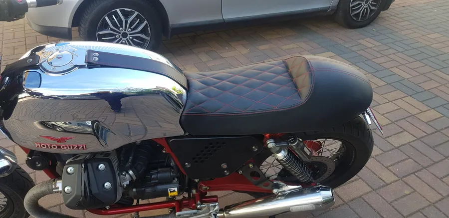 Café-Racer-Höcker, schwarz mit Nahtbild, Sattlerei Eren Berlin