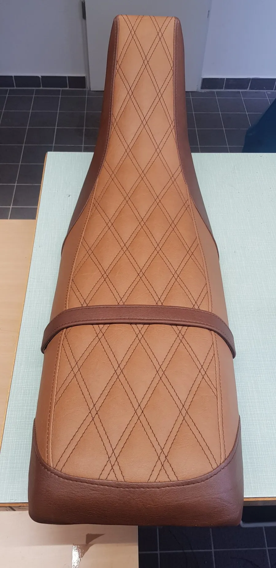Cognacfarbene Rautensteppung, langer Sitz, Sattlerei Eren Berlin