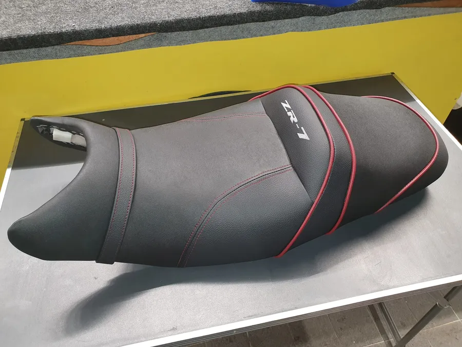 Sportler-Sitz, roter Keder, Stickerei, Sattlerei Eren Berlin