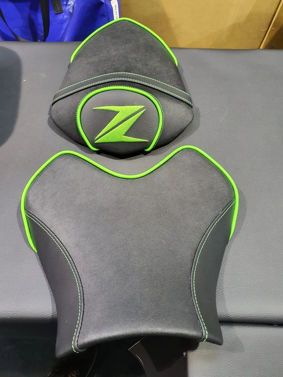 Kawasaki Z, neongrüner Keder, Logo-Stickerei, Sattlerei Eren Berlin