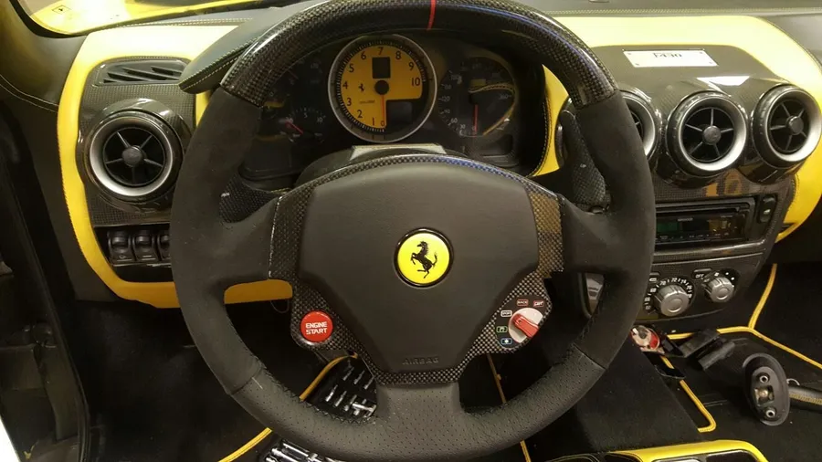 Ferrari, Lenkrad in Alcantara mit gelber Naht, Sattlerei Eren Berlin
