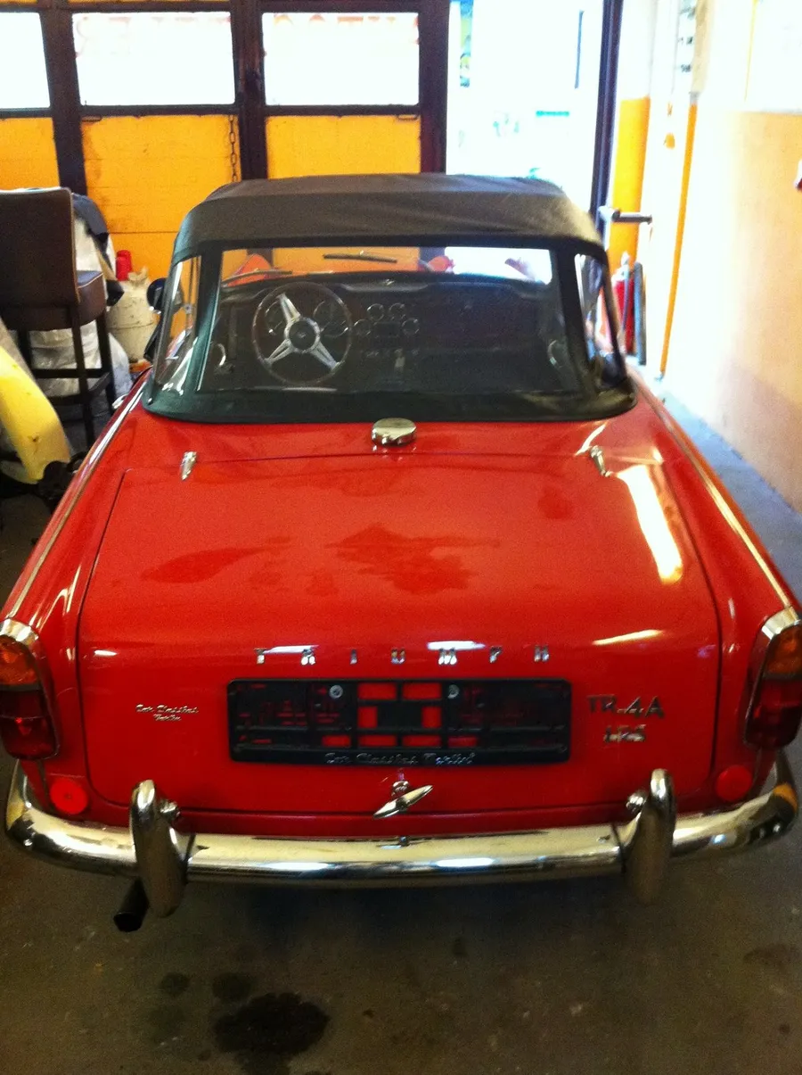 Triumph TR, rotes Verdeck, Sattlerei Eren Berlin