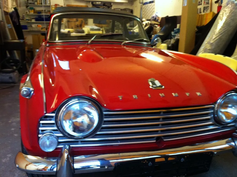 Triumph TR in Rot, Sattlerei Eren Berlin