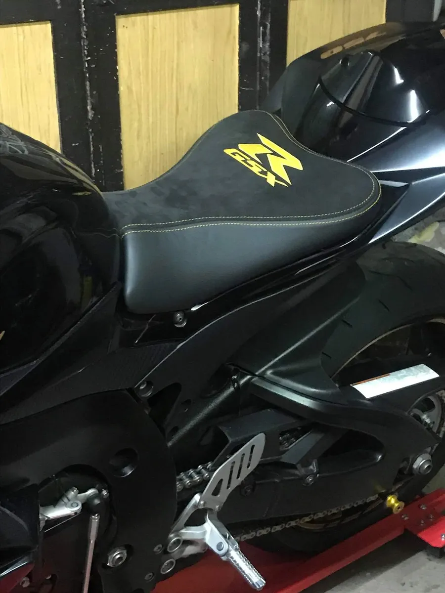 Suzuki GSX-R, Sitzbank mit Logo-Stickerei, Sattlerei Eren Berlin