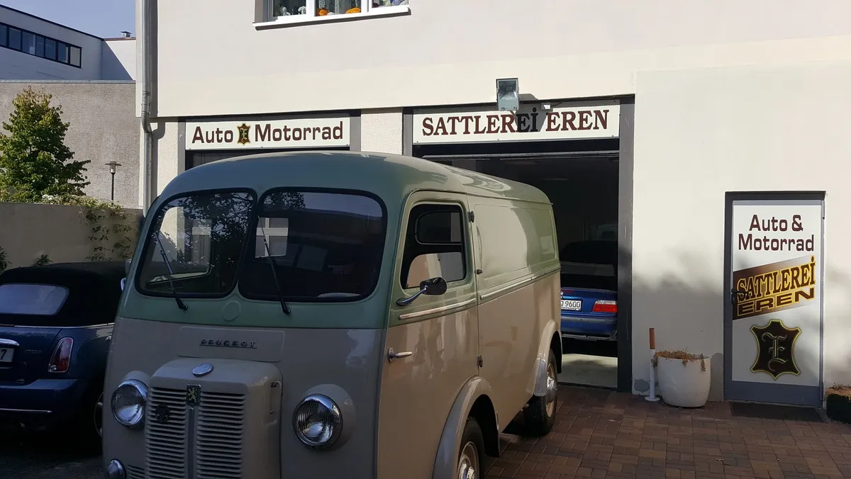 Werkstatt der Sattlerei Eren in der Großbeerenstraße Berlin mit einem Peugeot D4 Transporter davor